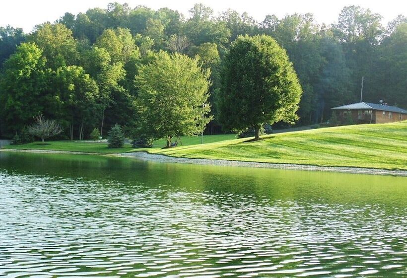 فندق صغير Sojourner's Lodge & Log Cabin Suites