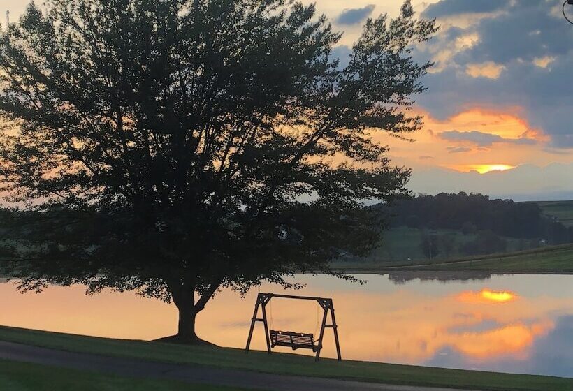 فندق صغير Sojourner's Lodge & Log Cabin Suites