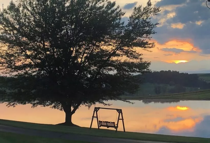 Retkeilymaja Sojourner's Lodge & Log Cabin Suites