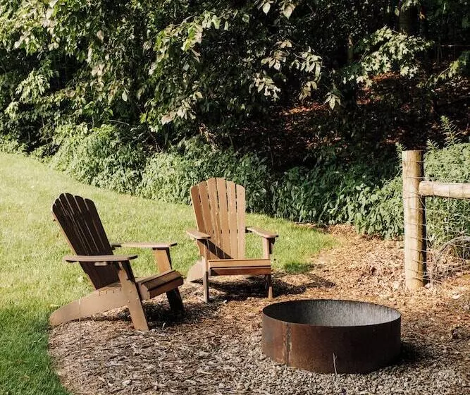 Retkeilymaja Sojourner's Lodge & Log Cabin Suites