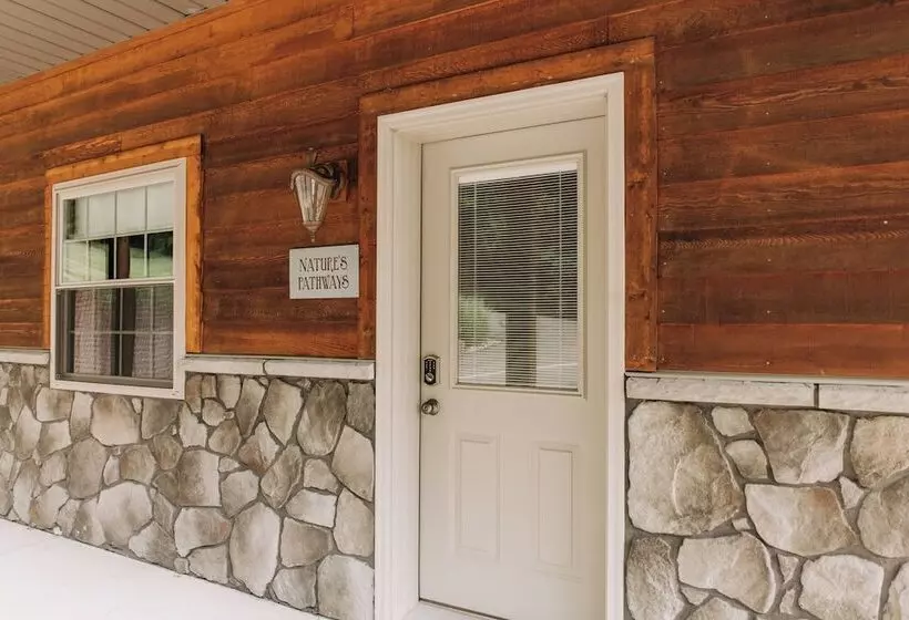 Retkeilymaja Sojourner's Lodge & Log Cabin Suites