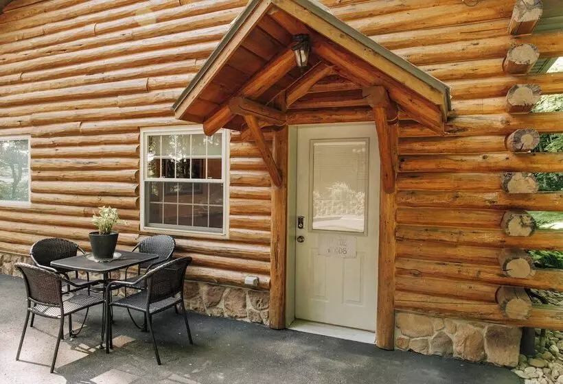 Retkeilymaja Sojourner's Lodge & Log Cabin Suites