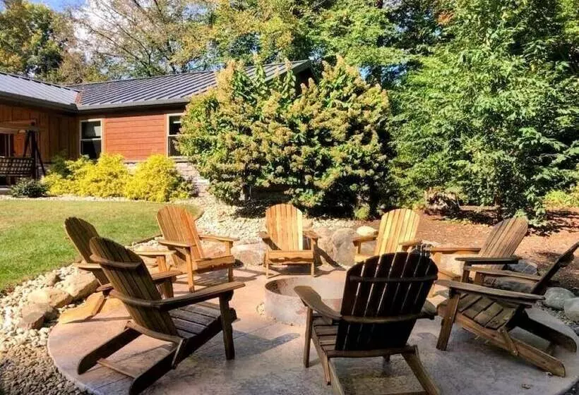 Retkeilymaja Sojourner's Lodge & Log Cabin Suites