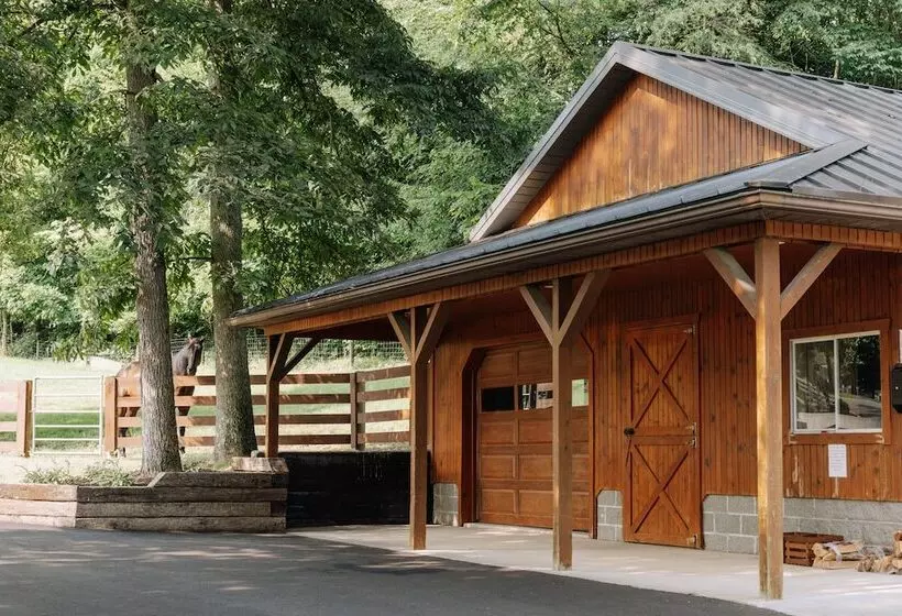 Retkeilymaja Sojourner's Lodge & Log Cabin Suites