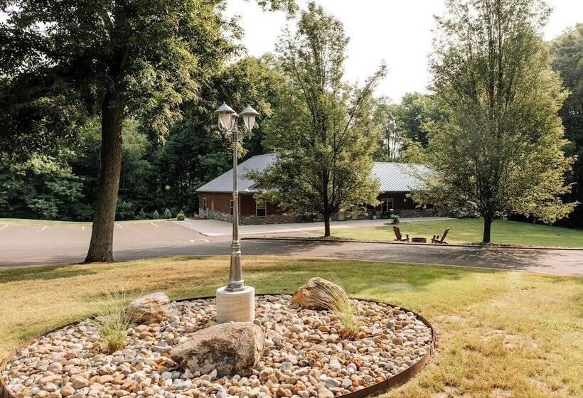 فندق صغير Sojourner's Lodge & Log Cabin Suites