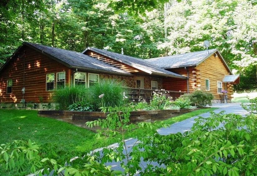 فندق صغير Sojourner's Lodge & Log Cabin Suites