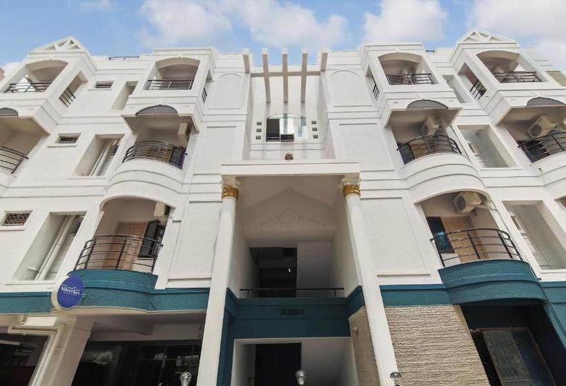 Отель Silverkey Executive Stays 24047 Airport