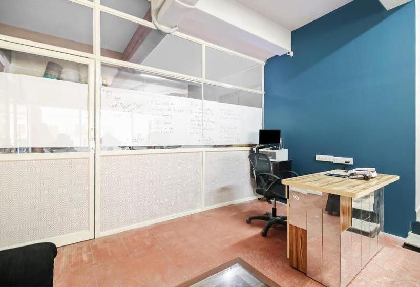 Отель Silverkey Executive Stays 24047 Airport