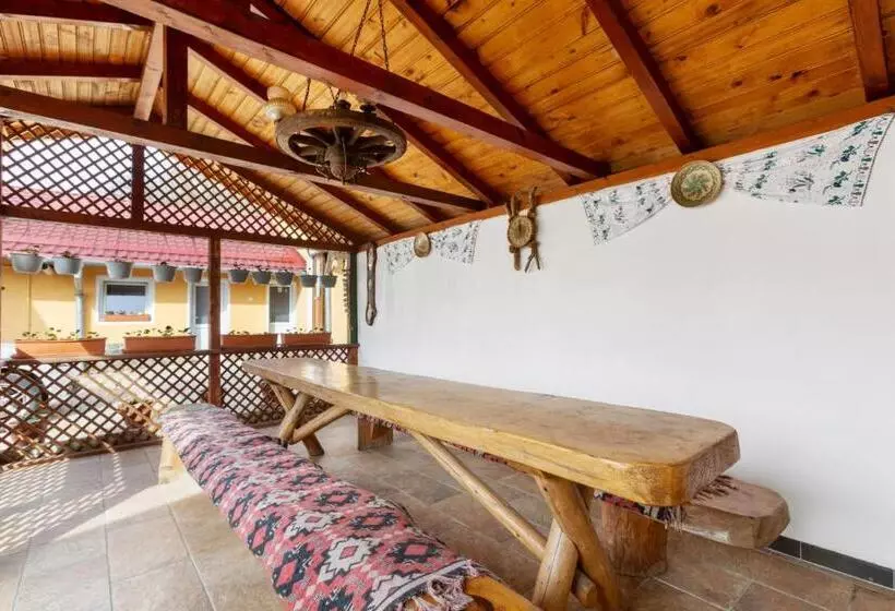 پانسیون Casa Rasnoveana