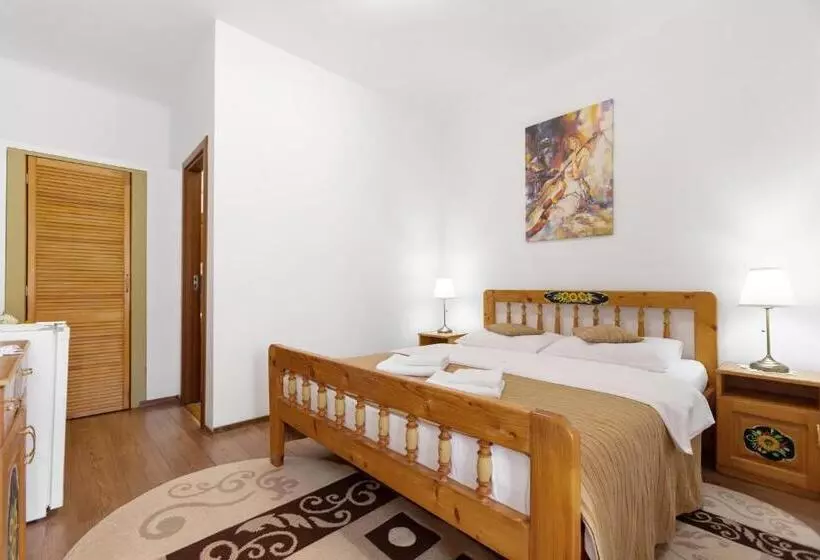 پانسیون Casa Rasnoveana