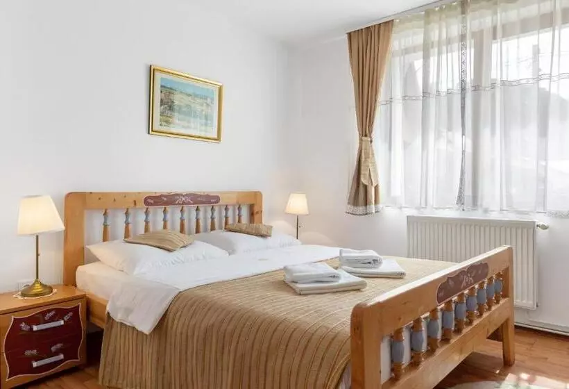 پانسیون Casa Rasnoveana
