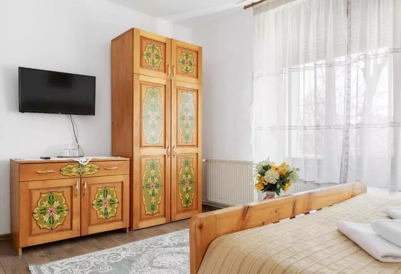 پانسیون Casa Rasnoveana