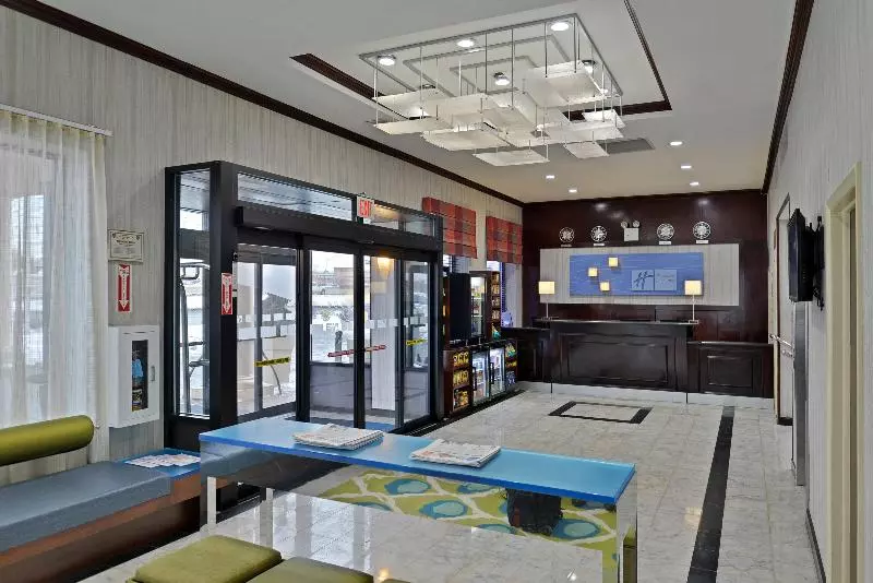 هتل Holiday Inn Express Kennedy Airport