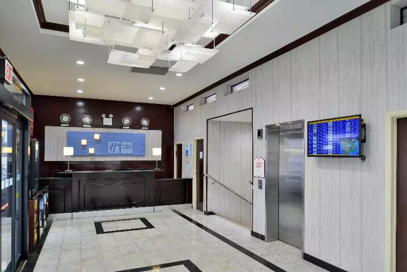 هتل Holiday Inn Express Kennedy Airport