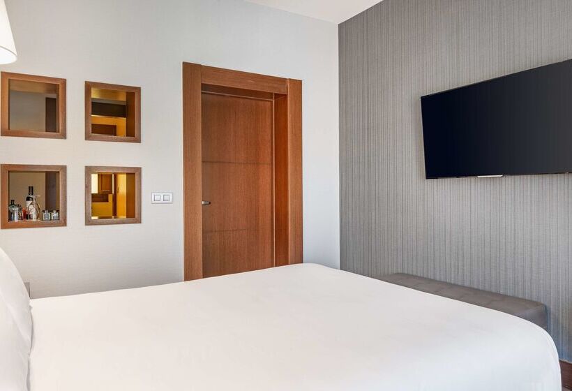 Отель NH Collection León Plaza Mayor