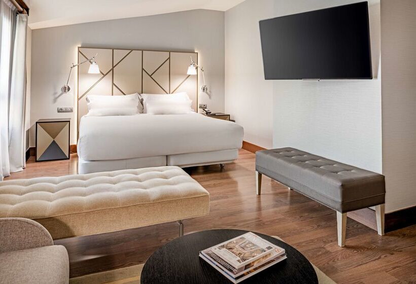 Отель NH Collection León Plaza Mayor