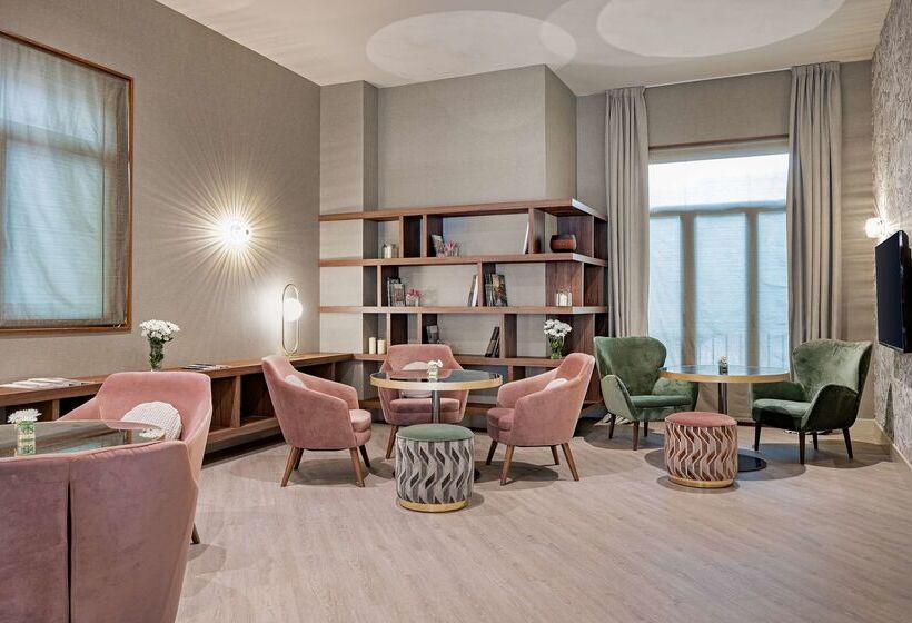 Отель NH Collection León Plaza Mayor