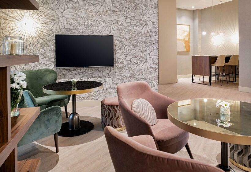 Отель NH Collection León Plaza Mayor