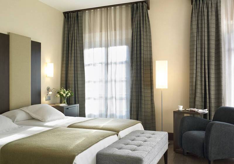 Отель NH Collection León Plaza Mayor