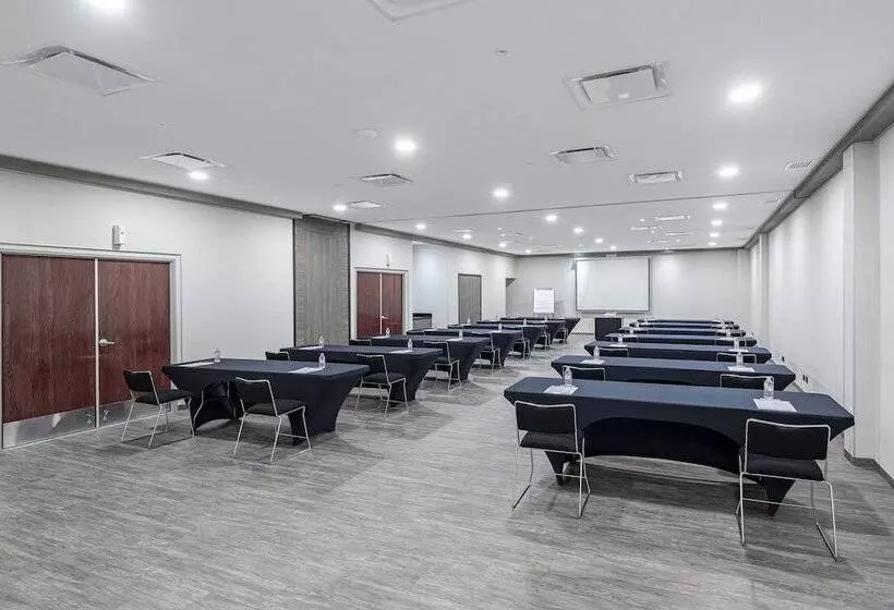 Отель City Express By Marriott Queretaro