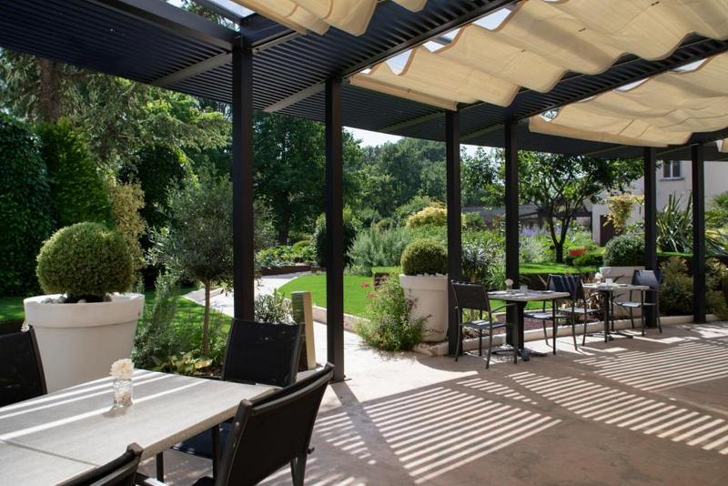 Отель Le Richebourg Hôtel, Restaurant & Spa