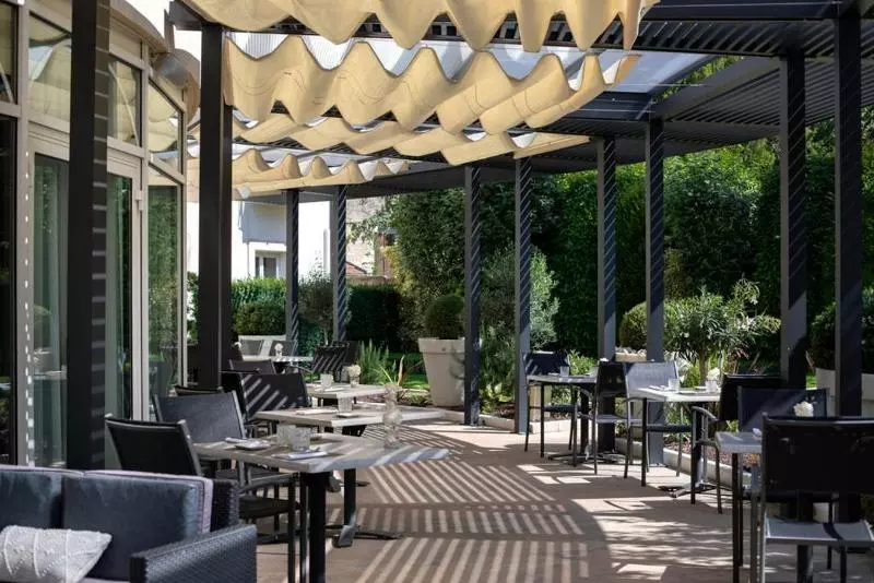 Отель Le Richebourg Hôtel, Restaurant & Spa