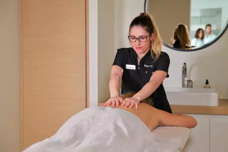 Отель Le Richebourg Hôtel, Restaurant & Spa