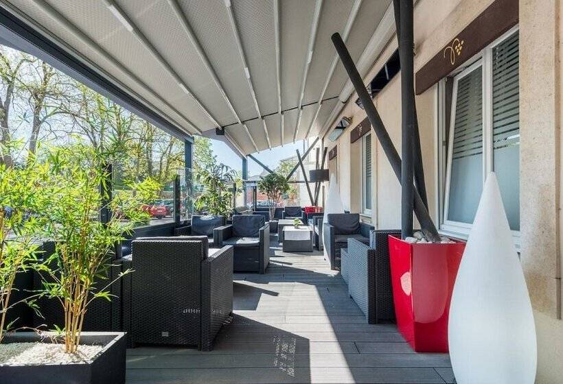 Отель Le Richebourg Hôtel, Restaurant & Spa