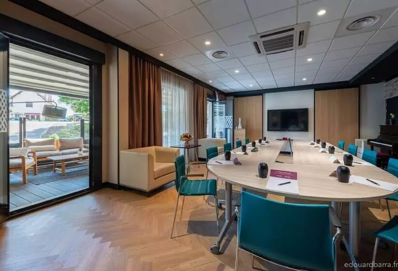 Отель Le Richebourg Hôtel, Restaurant & Spa