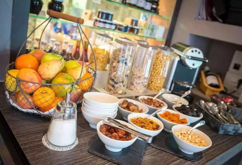 Отель Le Richebourg Hôtel, Restaurant & Spa