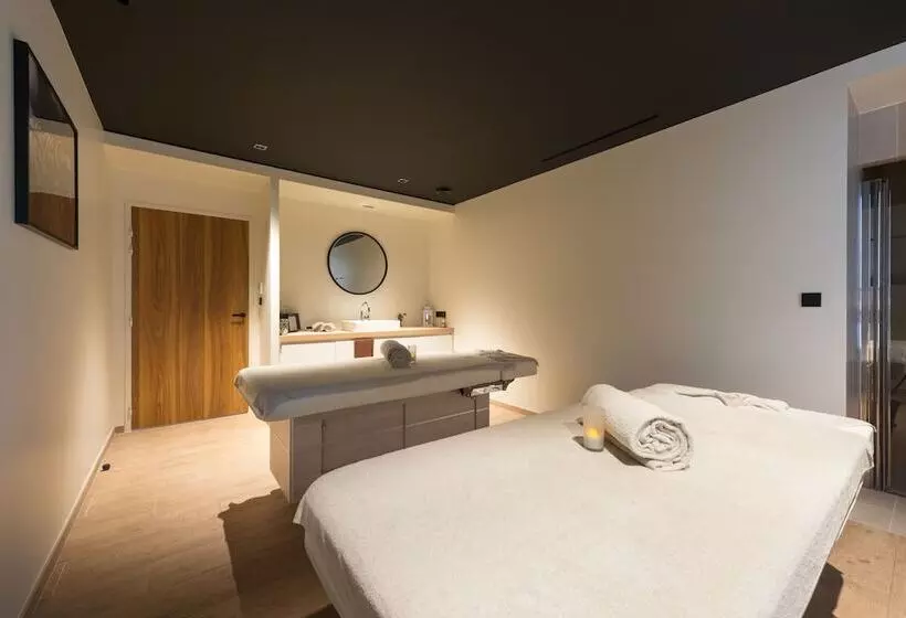 Отель Le Richebourg Hôtel, Restaurant & Spa