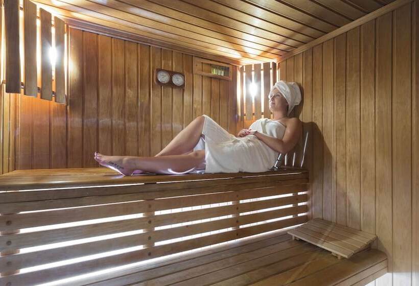 Отель Le Richebourg Hôtel, Restaurant & Spa