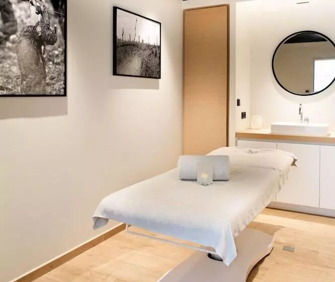 Отель Le Richebourg Hôtel, Restaurant & Spa