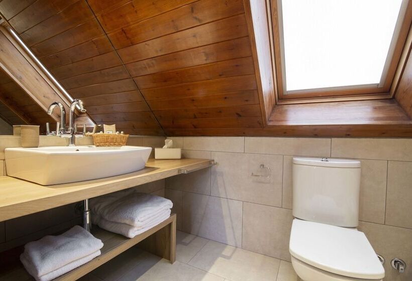 Отель Eira Ski Lodge