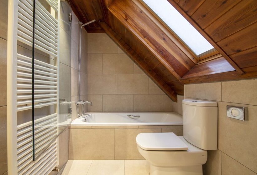 Отель Eira Ski Lodge