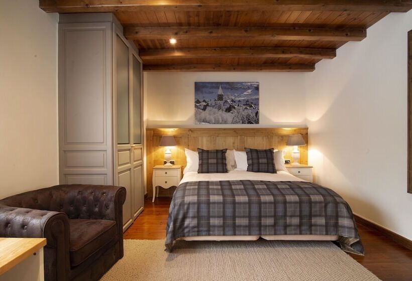 Отель Eira Ski Lodge