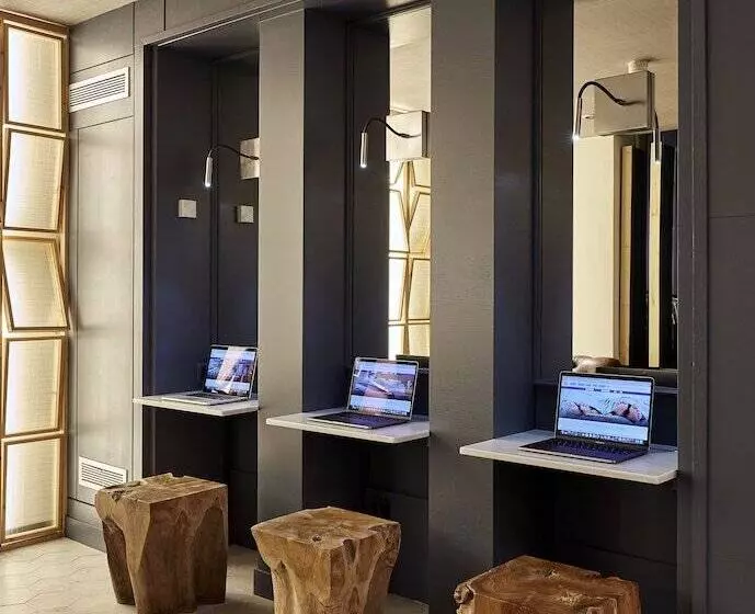 Отель Barcelona Catedral