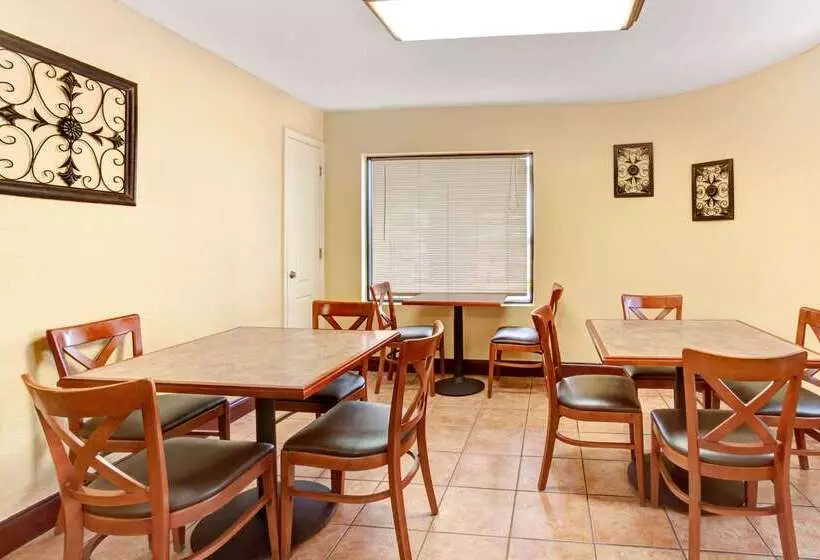 Отель Days Inn By Wyndham Kissimmee West