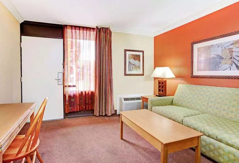 Отель Days Inn By Wyndham Kissimmee West