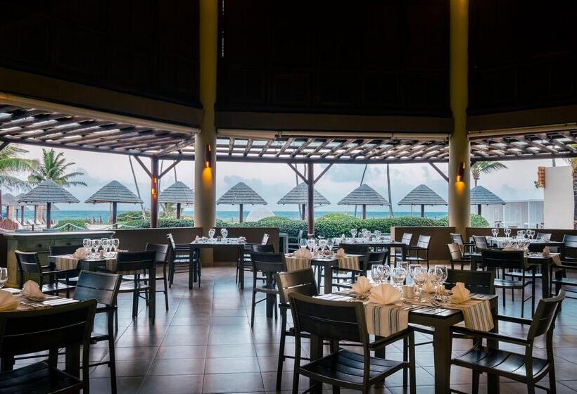 هتل Iberostar Waves Bahia - All Inclusive