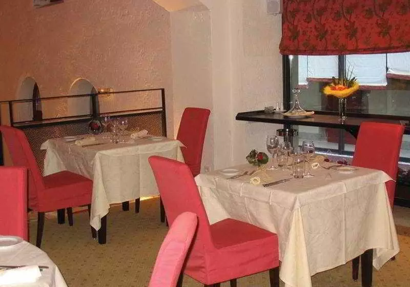 Отель La Cour Du Roy