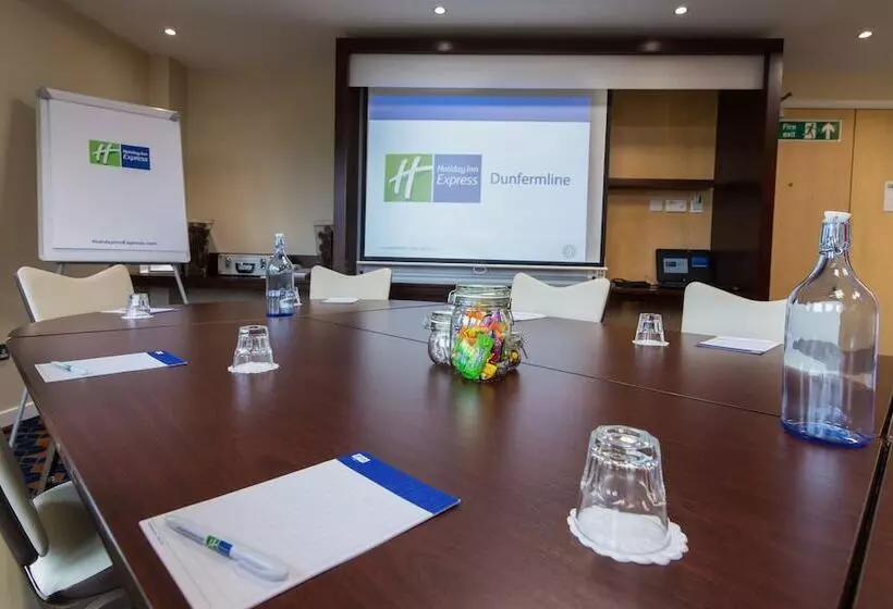 בית מלון כפרי Holiday Inn Express Dunfermline, An Ihg