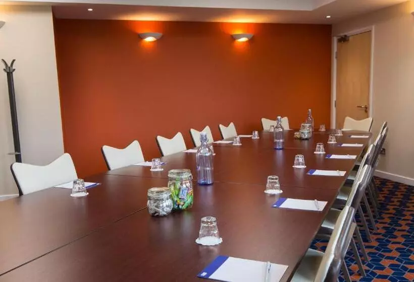 בית מלון כפרי Holiday Inn Express Dunfermline, An Ihg