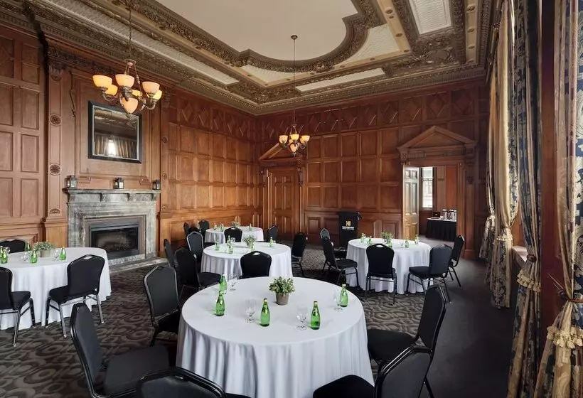 One King West Hotel And Residence