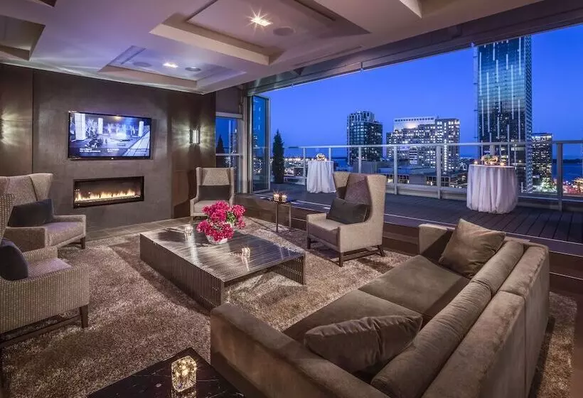 One King West Hotel And Residence