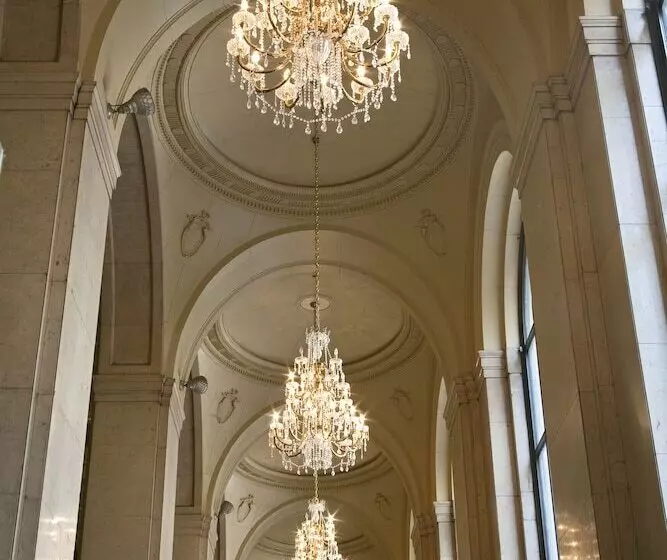 One King West Hotel And Residence