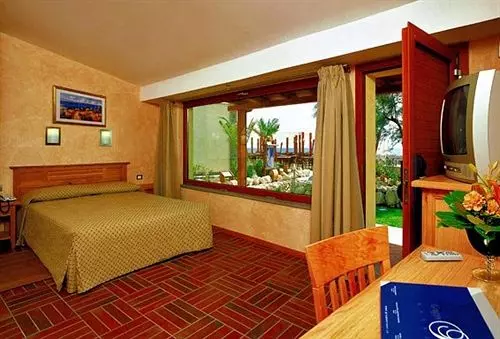 Отель Trevi Village