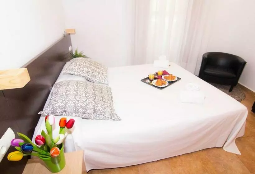 Living Valencia Apartments   Merced