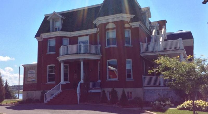 Отель Auberge Montebello