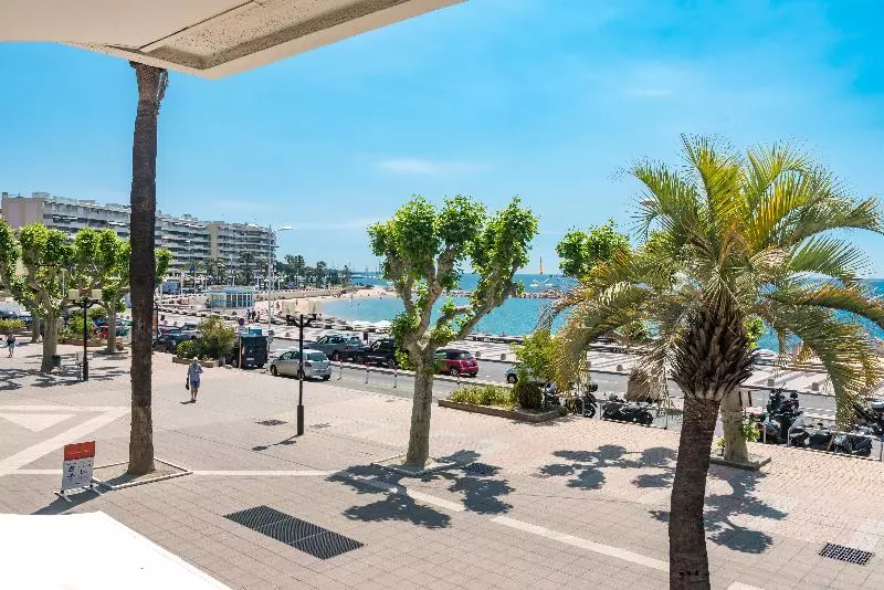 Отель Mercure Saint Raphael Centre Plage
